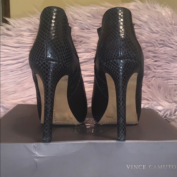 💙💖Vince Camuto leather & snakeskin boots💕 - Picture 4 of 8